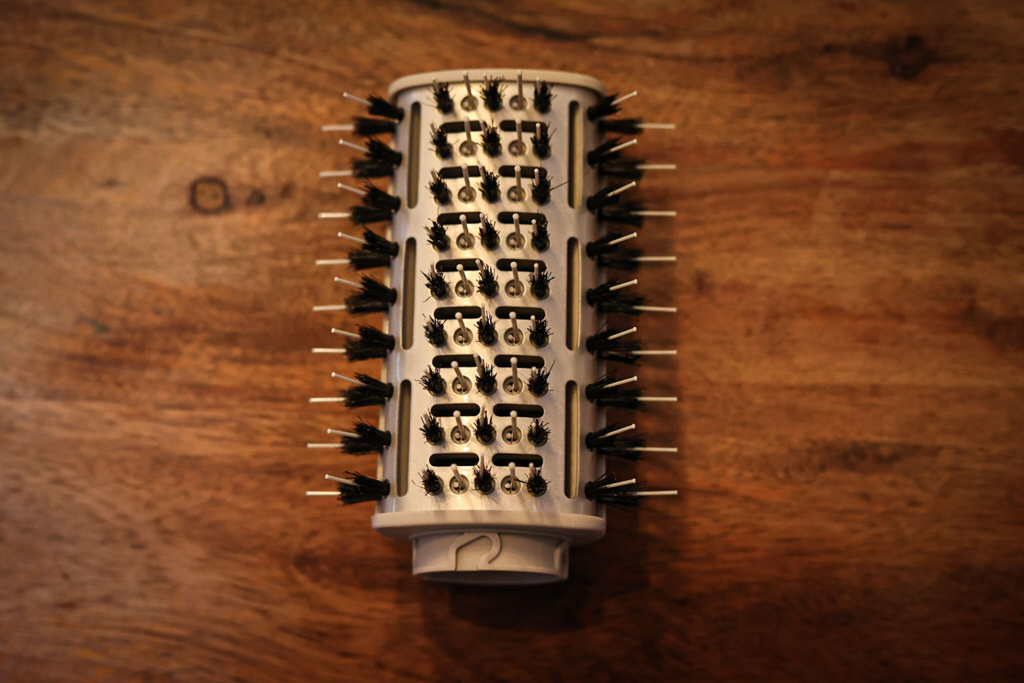 Man sieht die Paddle-Bürste des Shark FlexStyle. 